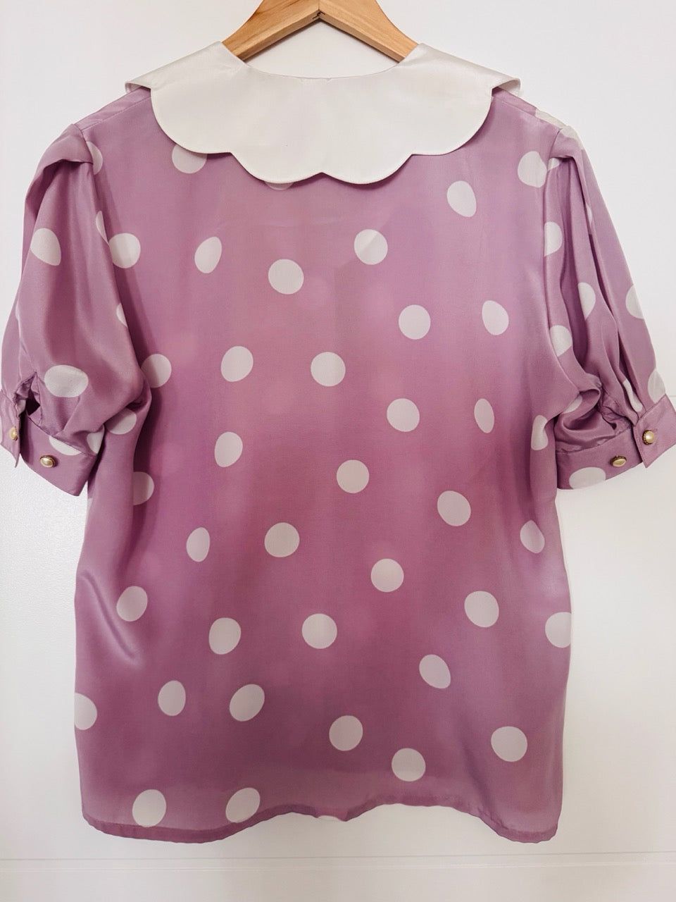 Chemisier lila gros pois blanc col claudine
