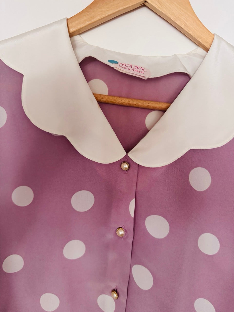 Chemisier lila gros pois blanc col claudine