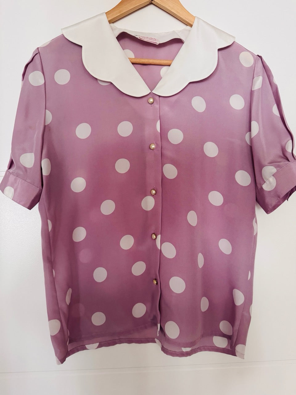 Chemisier lila gros pois blanc col claudine