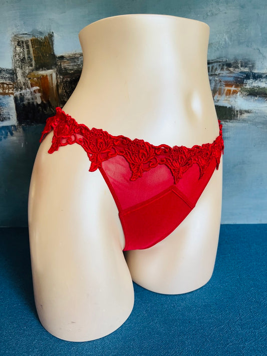 Culotte string - SERTI GUIPURE rouge - Lise Charmel
