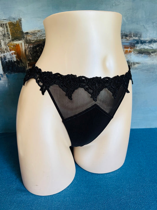 Culotte string - SERTI GUIPURE noir - Lise Charmel