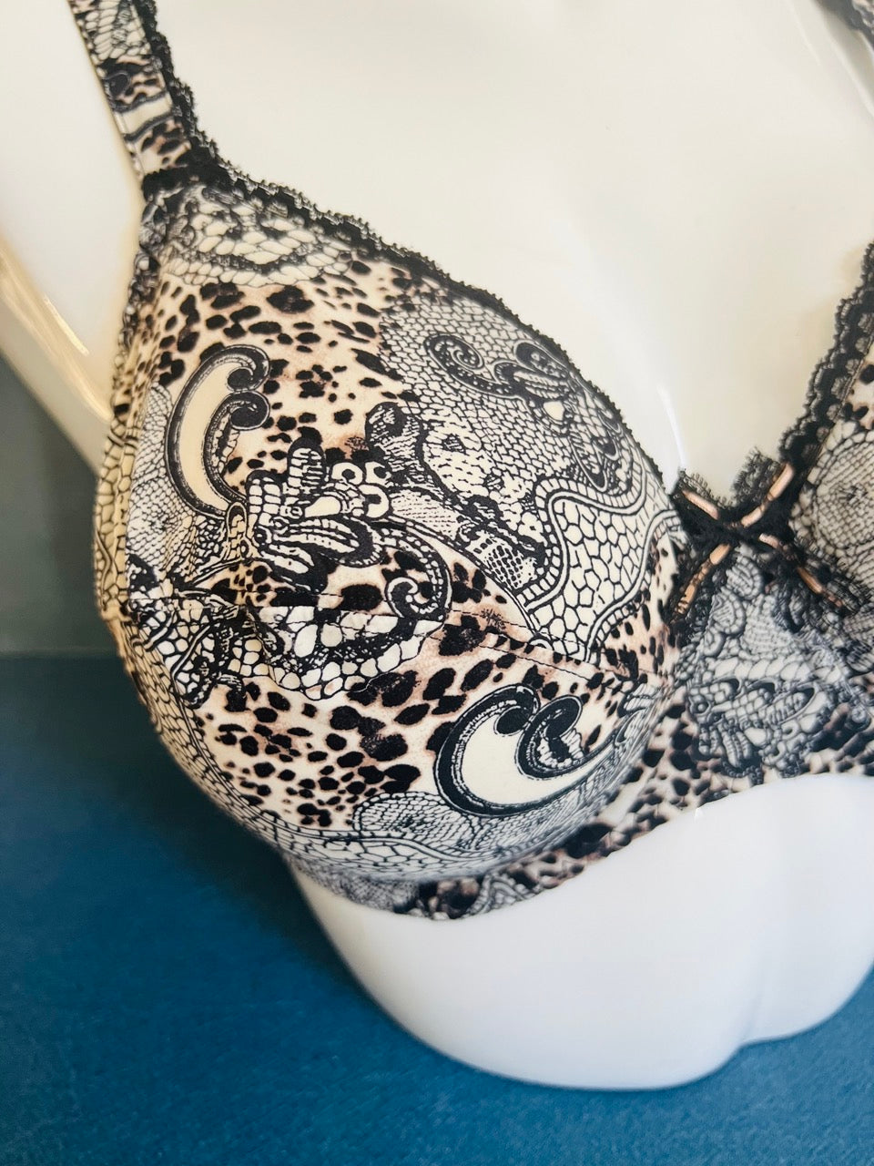 SG emboitant - FELINE EN DENTELLE - Lise Charmel ANTIGEL