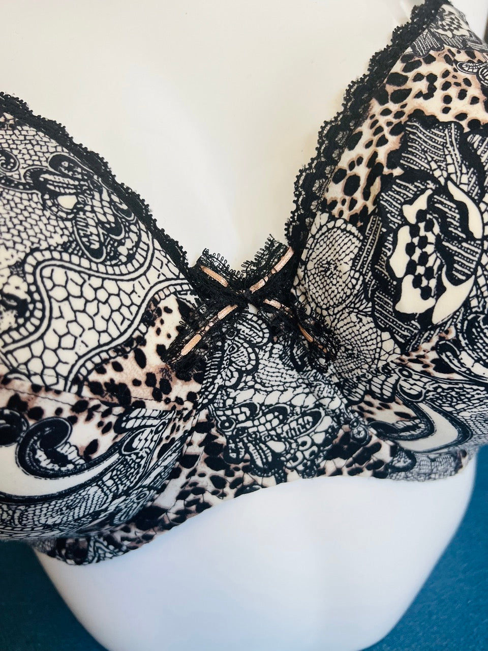 SG emboitant - FELINE EN DENTELLE - Lise Charmel ANTIGEL