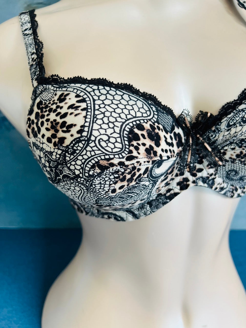 SG emboitant bis - FELINE EN DENTELLE - Lise Charmel ANTIGEL